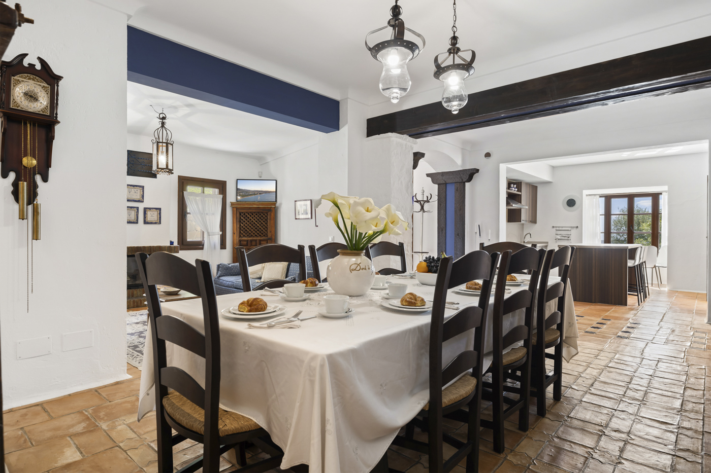 Comedor, cocina y zona de estar a la izquierda